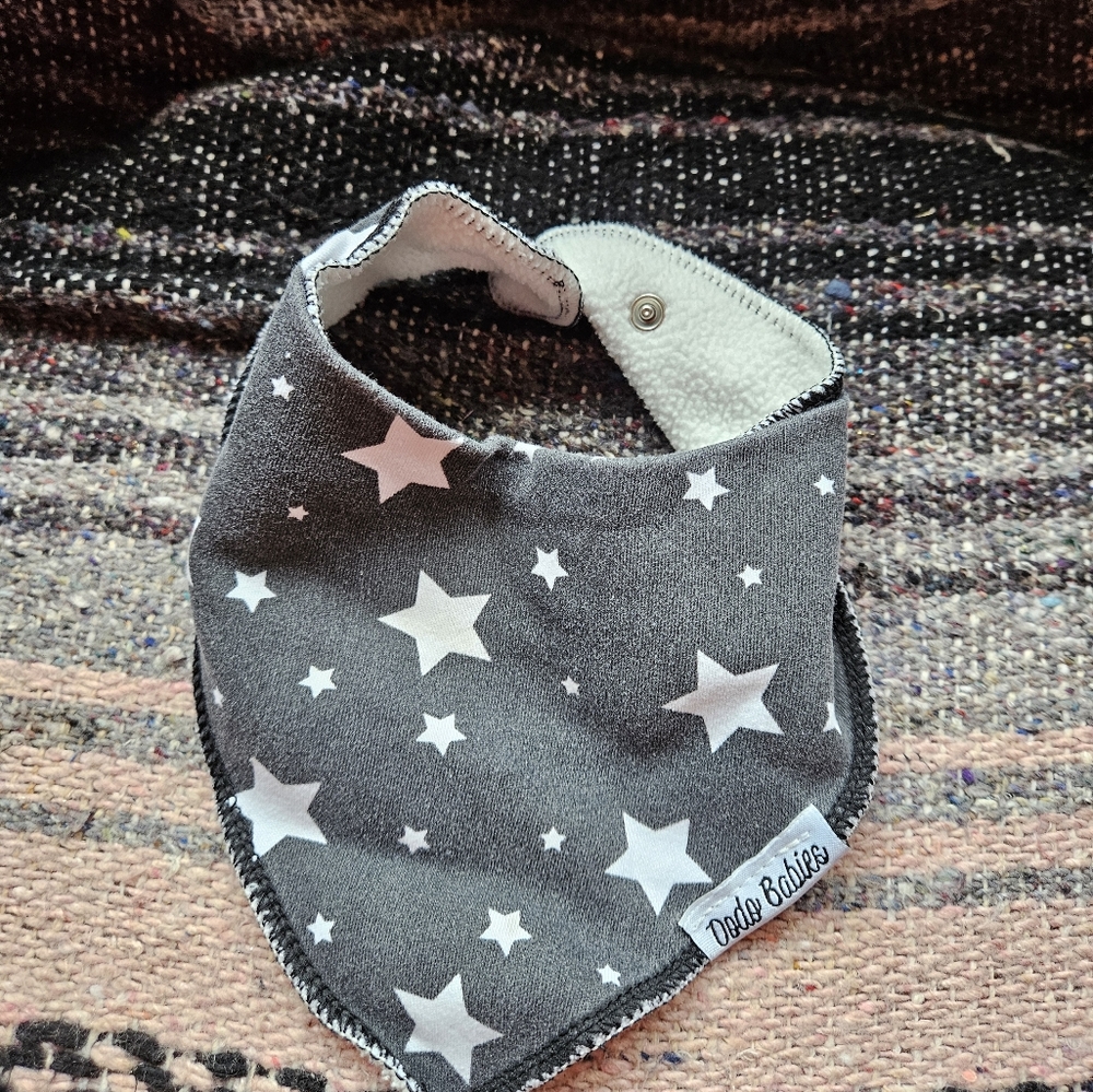 8 Bibs - Picture 2 of 6